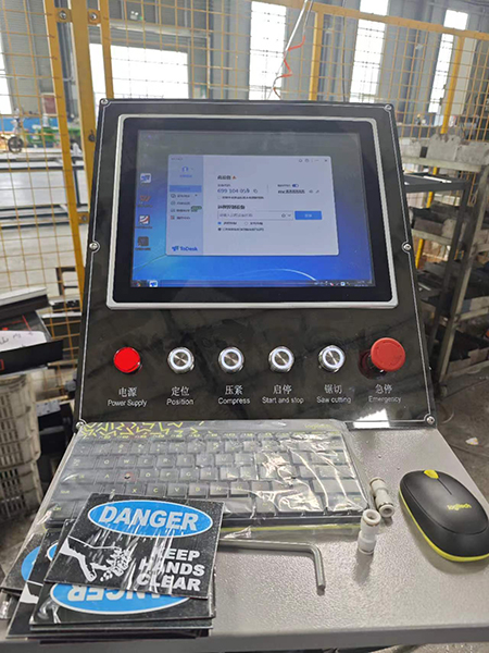双头锯操作显示屏.jpg